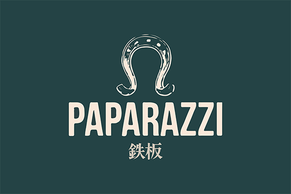鉄板焼き「PaParazzi」のロゴ